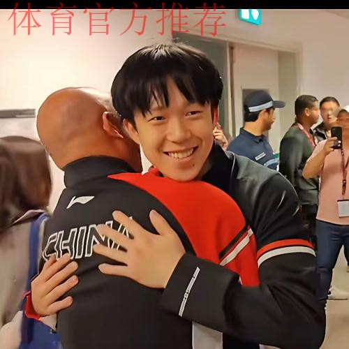 我们的故事 | 亚运男足小将亲吻护腿板告慰已故队友：替他实现国家队梦想